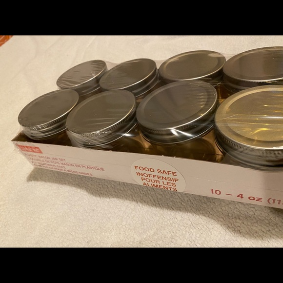 Plastic jars - Picture 2 of 2